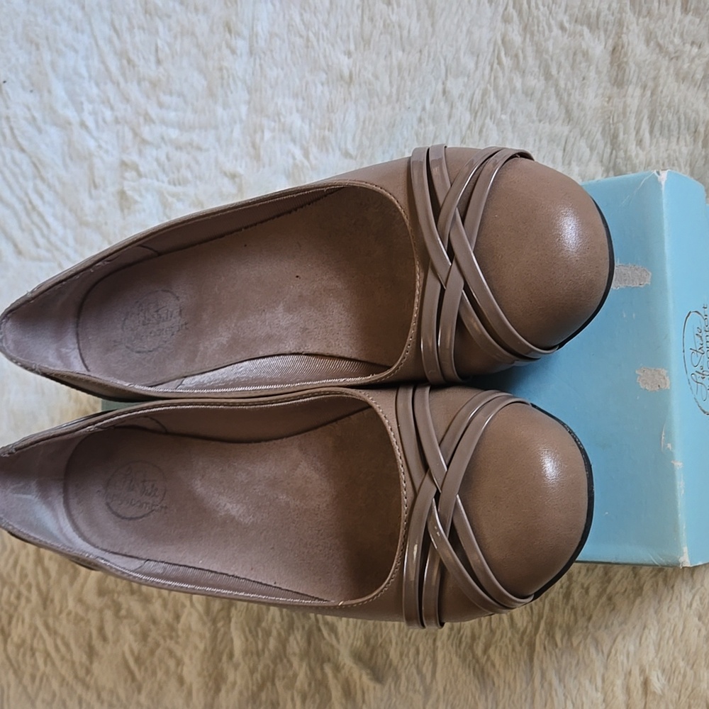 Women taupe flats